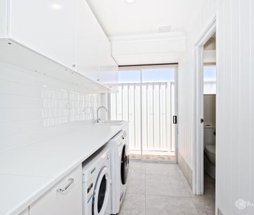 GREAT LOCATION !! FULLY FURNISHED 3X1 FAMILY HOME WALKING DISTANCE ... - Photo 5