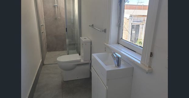 Only moments to Annandale village, buses and light rail. - Photo 1