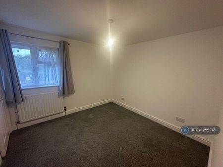 4 bedroom detached house to rent - Photo 2