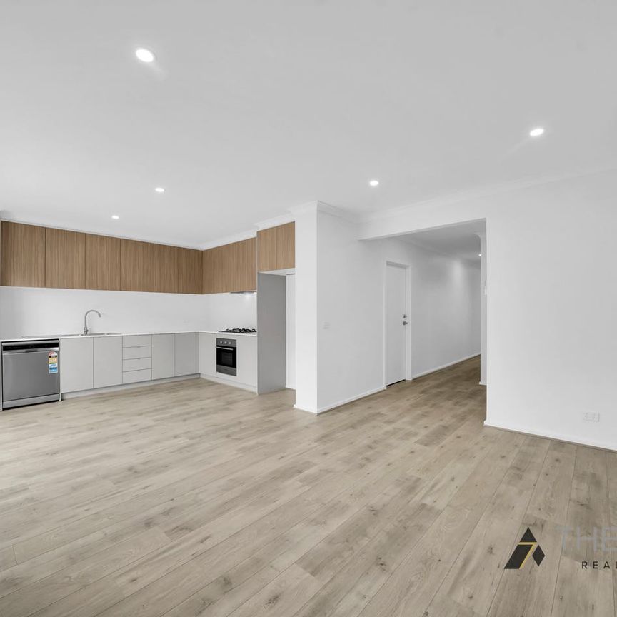 Modern Brand New 4 Bedroom Townhouse for Rent - Photo 1