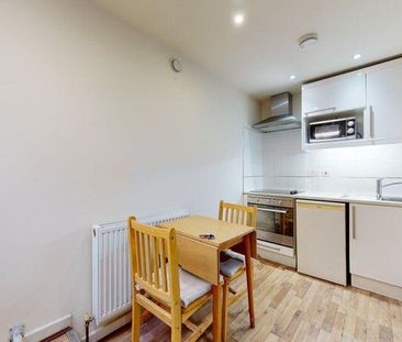 1 bedroom in a flat share to rent - Photo 2