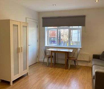 Studio Flat, Roman Road, E2 - Photo 2