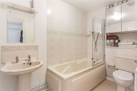 A spacious ground floor apartment approximately 0.3 miles to the station and High Street. - Photo 5