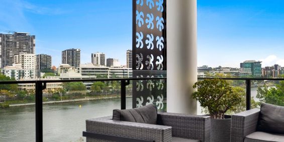 Fully Furnished River Front Two Bedroom Apartment with Two Car Parks - Photo 3