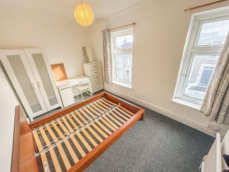 Birchwood Avenue, Treforest, Pontypridd - Photo 2