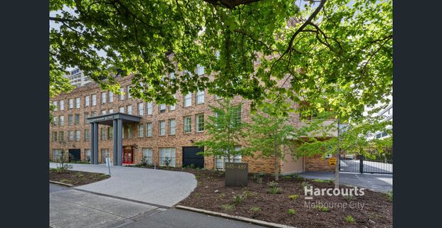 Fawkner Park Perfection: Rare Boulevard Opportunity! - Photo 1