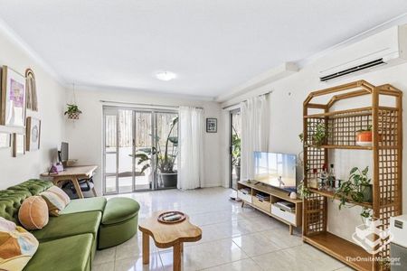 1 bed/1 bath/1 car Apartment in Great Location - Photo 3