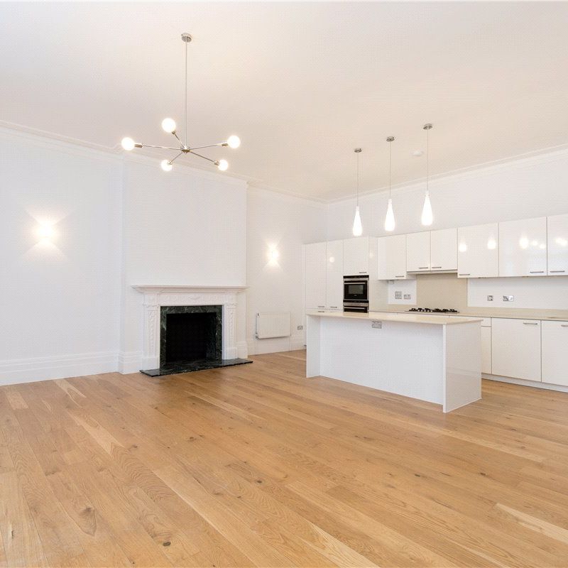 Two bedroom, two bathroom apartment with stunning high ceilings and original features, situated on the ground floor of a period building in Montagu Square. - Photo 1