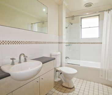 Spacious Apartment with Leafy Outlook ** Available 15/11/25 ** - Photo 1