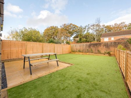 OX Living is proud to present this high-quality 8-bedroom co-living property, perfect for working professionals looking for stylish, stress-free living. Room 5 - Photo 5