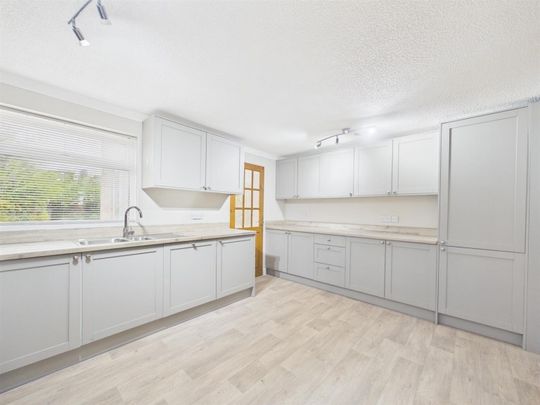 5 BED Detached house To rent - Photo 1