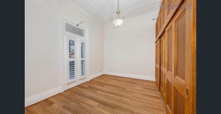 Spacious two bedroom home with off street parking - Photo 5