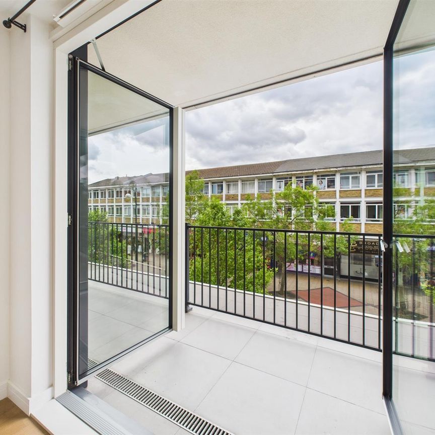 The Broadway, Town Centre - Photo 1