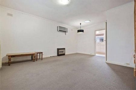 Neat, Trendy and Convenient Two Bedroom Maisonette - Photo 2
