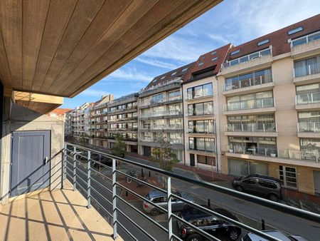 Gemeubeld 3 slaapkamer appartement met garage nabij het Rubensplein. - Photo 2