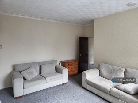 3 bedroom flat to rent - Photo 2