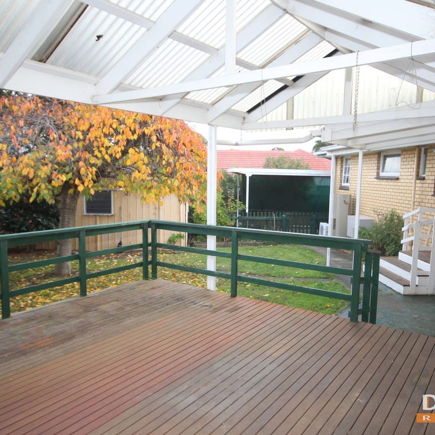 Light and bright family home - Photo 1