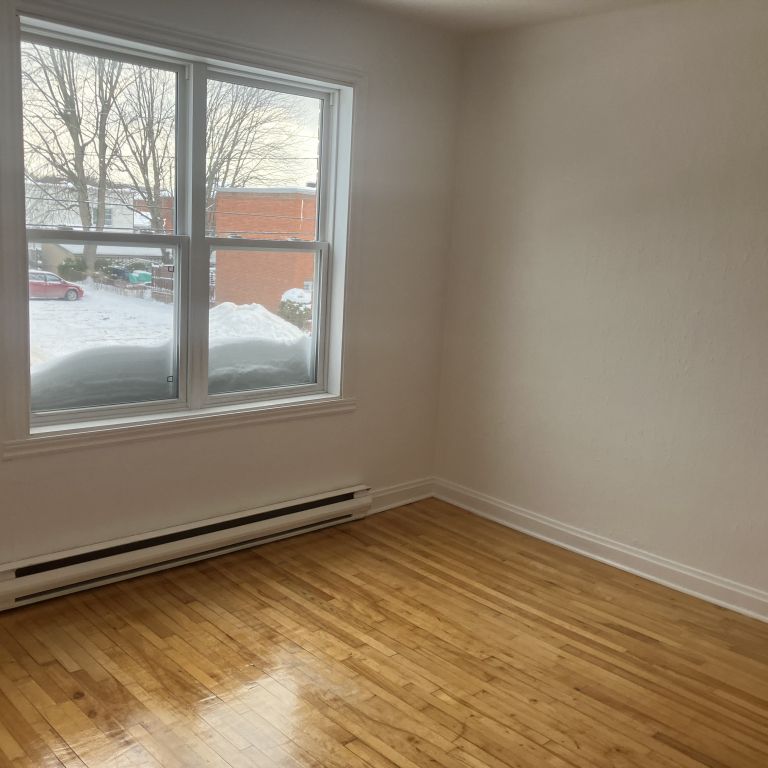 119 7 Ave App. 02 Sherbrooke - Photo 1