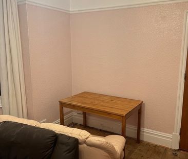 5 Bed Terraced House, Russell Rise, LU1 - Photo 2