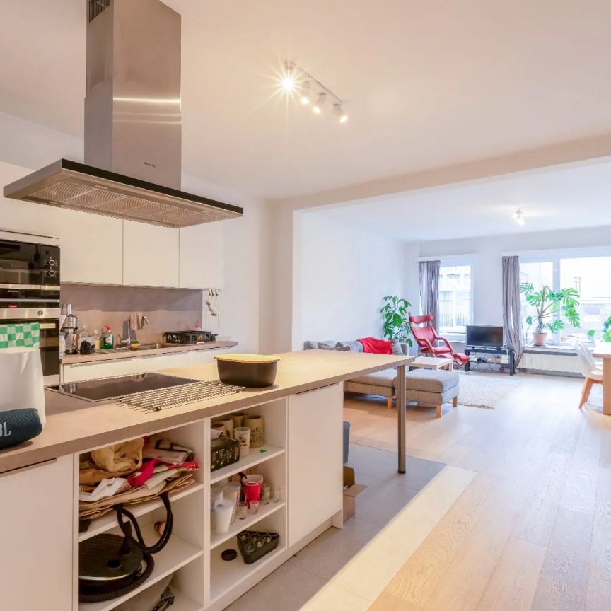 Mooi en centraal gelegen 2 slaapkamerappartement met terras en staanplaats - Foto 1