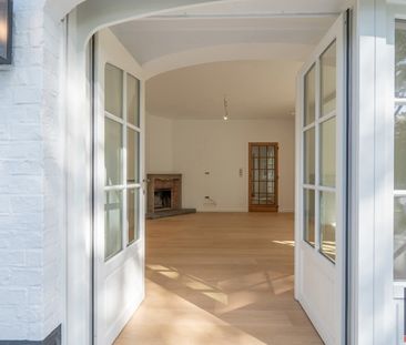 Gerenoveerde, ongemeubelde koppelvilla met zuidgerichte tuin palend... - Photo 2