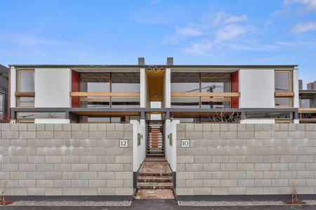 Iconic Sir Miles Warren One Bedroom Apartment - Photo 2