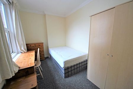 3 bedroom flat to rent - Photo 3