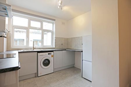 Price £2,000 pcm - Available Now - Part Furnished - Photo 5