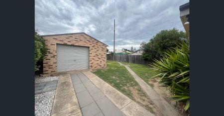 Charming Time Capsule: 3-Bedroom House for Rent! - Photo 3