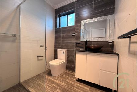 Stylish & Spacious 5 Bedroom Duplex in Prime Location! - Photo 2