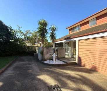 SPACIOUS FOUR BEDROOM TOWNHOUSE - Photo 5