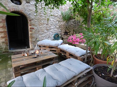 LUBERON - ROBION: Au coeur du vieux village, dans le Parc Naturel du Luberon, charmante maison ancienne en pierre avec terrasse en extérieur de plain pied - Photo 4