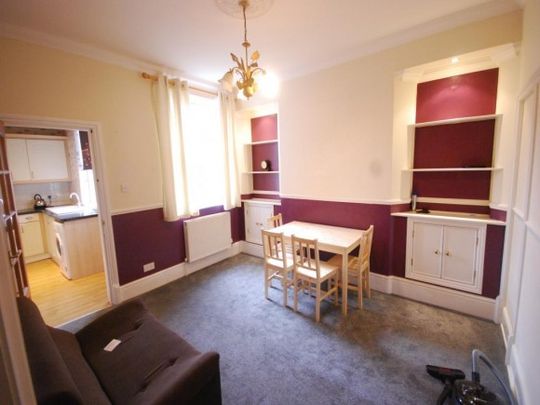 Spacious 5 bedroom mid terrace. Close to university and amenities - Photo 1