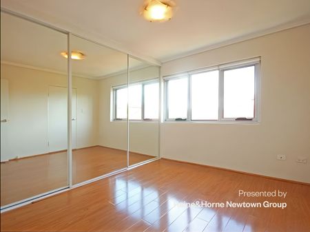 Spacious 2 bed apartment offering absolute convenience - Photo 2