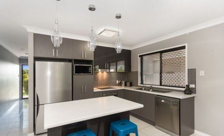 Exceptional Family Home in the Heart of North-Shore Living - Photo 4