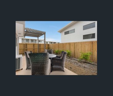 3 Bedroom Townhouse with Brand New Carpets! - Photo 5