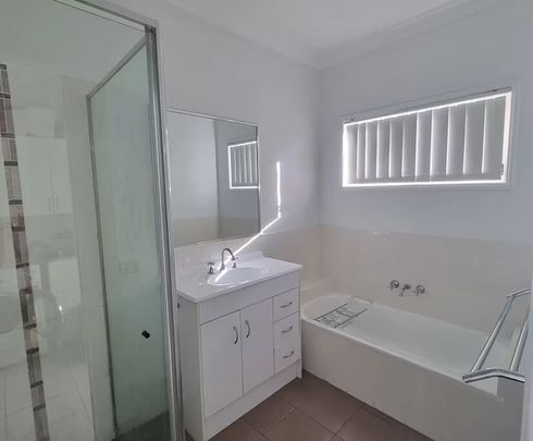 Springfield Lakes - Photo 1