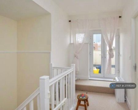 3 bedroom end of terrace house to rent - Photo 3