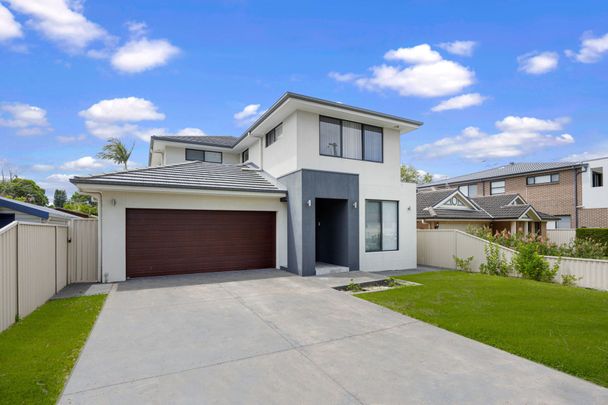 RARE GEM - GRAND FREE-STANDING HOUSE WITH DOUBLE GARAGE & ENDLESS SPACE - Photo 1