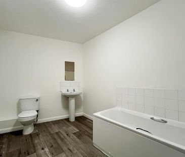 3 bedroom flat to rent - Photo 6