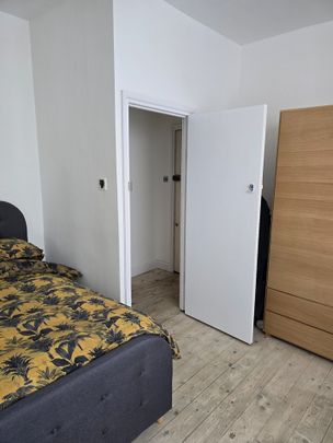 2 Bed Flat, London, W3 - Photo 1