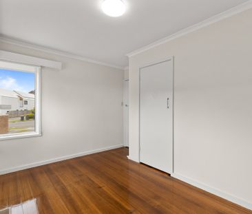 Spacious Family Living in Prime Mount Waverley Location - Photo 3