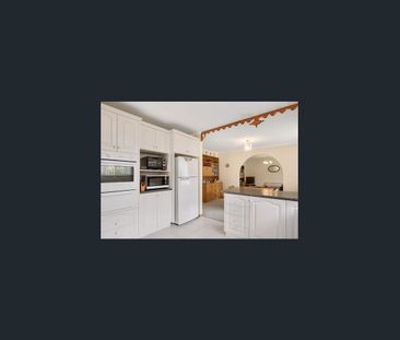 Spacious Family Home in Sought-After Blackmans Bay – Schools, Trans... - Photo 2