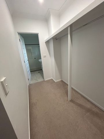 Helensvale - Photo 4