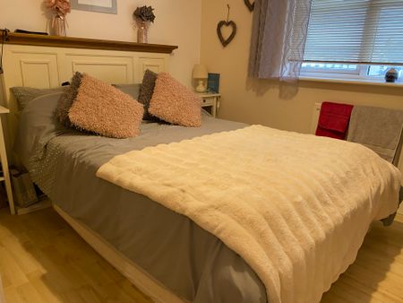 A two bedroom mid-terrace property with two double bedrooms, garage and parking, Aylesbury. Viewing a must! - Photo 2
