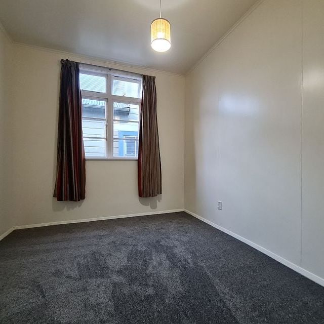 4 bedroom, quiet and still close to town. - Photo 1