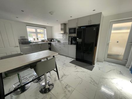 1 bedroom in a house share to rent - Photo 2