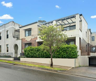 Spacious 3 Bedroom Courtyard Apartment! - Photo 4
