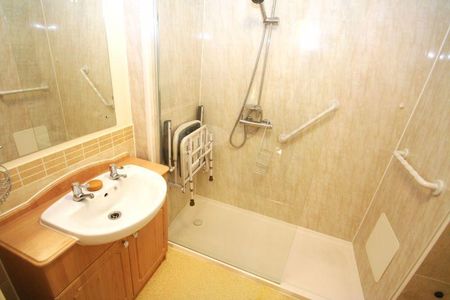 2 bedroom retirement property to rent - Photo 4