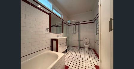 Charming Family Home with Spacious Interiors and Leafy Garden Retreat - Photo 2